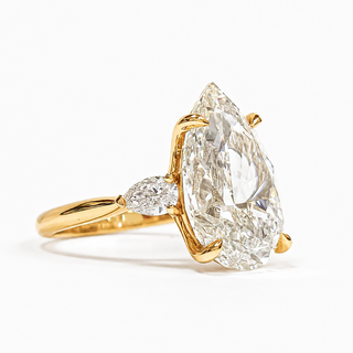 Pear Shape 3 Stone Ring – Lab Grown Diamond – 14K/18K Yellow Gold – 2 Side Stones