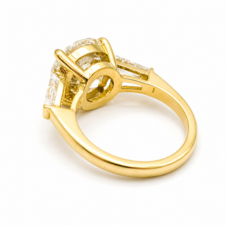 Round Brilliant with 2 Tapers Ring – Lab-Grown Diamond – 14K/18K Gold – 2 Side Stones