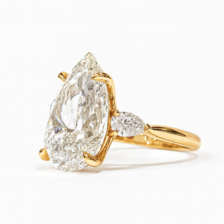 Pear Shape 3 Stone Ring – Lab Grown Diamond – 14K/18K Yellow Gold – 2 Side Stones