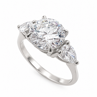 Round Brilliant with 2 Pear Shapes Ring – Lab-Grown Diamond – 14K/18K Gold – 2 Side Stones