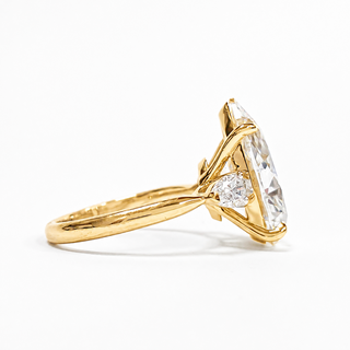 Pear Shape 3 Stone Ring – Lab Grown Diamond – 14K/18K Yellow Gold – 2 Side Stones