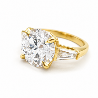 Round Brilliant with 2 Tapers Ring – Lab-Grown Diamond – 14K/18K Gold – 2 Side Stones