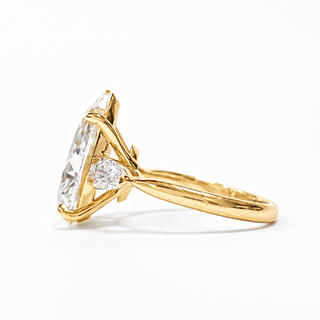 Pear Shape 3 Stone Ring – Lab Grown Diamond – 14K/18K Yellow Gold – 2 Side Stones