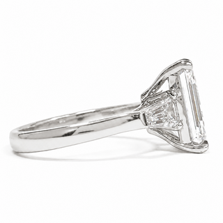 Emerald Cut with 2 Tapers Ring – Lab-Grown Diamond – 14K/18K White Gold – 2 Side Stones