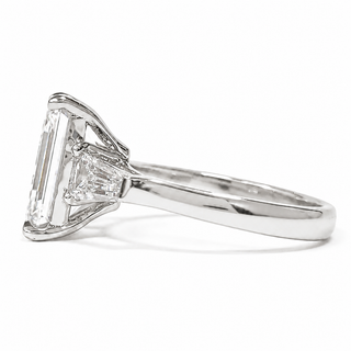 Emerald Cut with 2 Tapers Ring – Lab-Grown Diamond – 14K/18K White Gold – 2 Side Stones