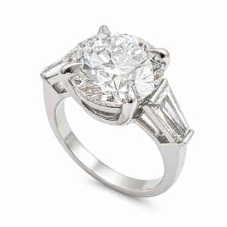 Round Brilliant with 2 Tapers Ring – Lab-Grown Diamond – 14K/18K Gold – 2 Side Stones