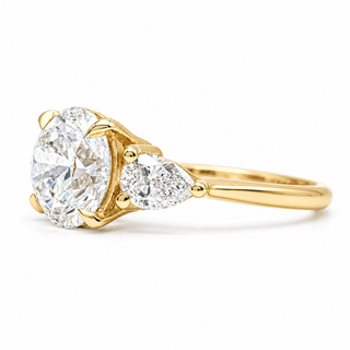 Round Brilliant with 2 Pear Shapes Ring – Lab-Grown Diamond – 14K/18K Gold – 2 Side Stones