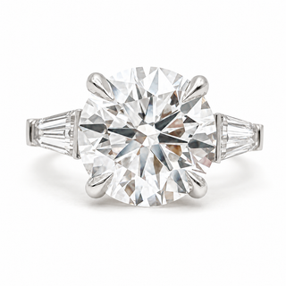 Round Brilliant with 2 Tapers Ring – Lab-Grown Diamond – 14K/18K Gold – 2 Side Stones
