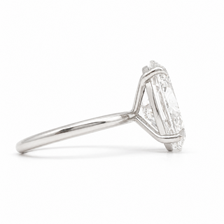 Oval Brilliant Solitaire Ring – Lab Grown Diamond – 14K/18K White Gold