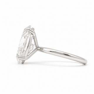 Oval Brilliant Solitaire Ring – Lab Grown Diamond – 14K/18K White Gold