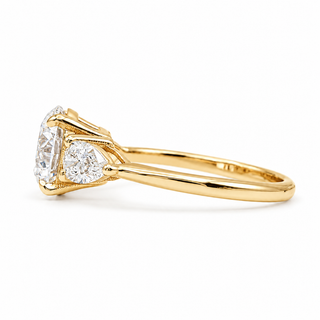 Round Brilliant with 2 Pear Shapes Ring – Lab-Grown Diamond – 14K/18K Gold – 2 Side Stones