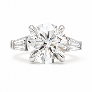 Round Brilliant with 2 Tapers Ring – Lab-Grown Diamond – 14K/18K Gold – 2 Side Stones