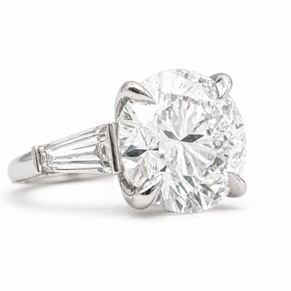 Round Brilliant with 2 Tapers Ring – Lab-Grown Diamond – 14K/18K Gold – 2 Side Stones