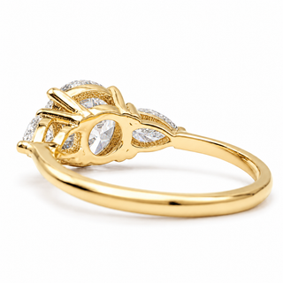 Round Brilliant with 2 Pear Shapes Ring – Lab-Grown Diamond – 14K/18K Gold – 2 Side Stones