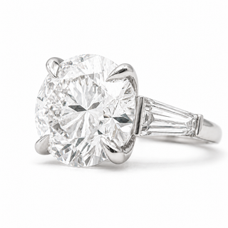 Round Brilliant with 2 Tapers Ring – Lab-Grown Diamond – 14K/18K Gold – 2 Side Stones