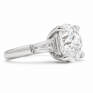 Round Brilliant with 2 Tapers Ring – Lab-Grown Diamond – 14K/18K Gold – 2 Side Stones