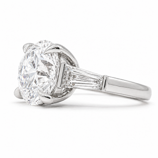 Round Brilliant with 2 Tapers Ring – Lab-Grown Diamond – 14K/18K Gold – 2 Side Stones
