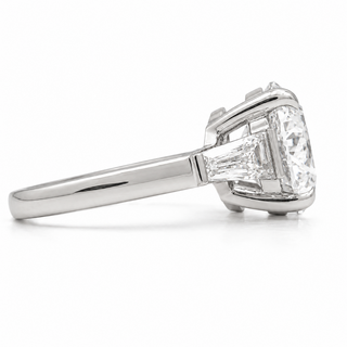 Round Brilliant with 2 Tapers Ring – Lab-Grown Diamond – 14K/18K Gold – 2 Side Stones