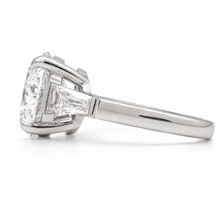 Round Brilliant with 2 Tapers Ring – Lab-Grown Diamond – 14K/18K Gold – 2 Side Stones