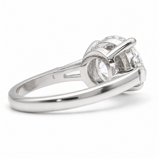 Round Brilliant with 2 Tapers Ring – Lab-Grown Diamond – 14K/18K Gold – 2 Side Stones