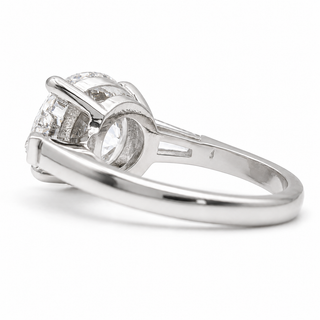 Round Brilliant with 2 Tapers Ring – Lab-Grown Diamond – 14K/18K Gold – 2 Side Stones