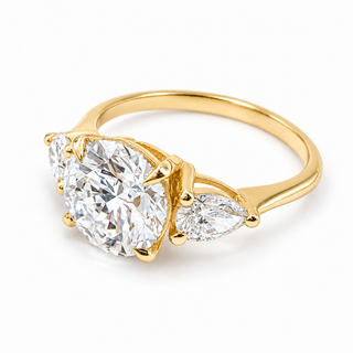 Round Brilliant with 2 Pear Shapes Ring – Lab-Grown Diamond – 14K/18K Gold – 2 Side Stones