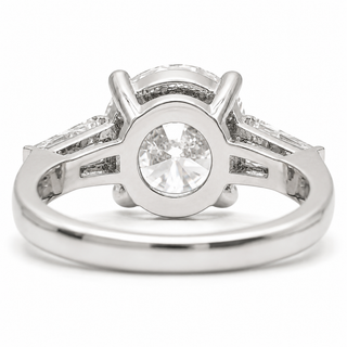 Round Brilliant with 2 Tapers Ring – Lab-Grown Diamond – 14K/18K Gold – 2 Side Stones