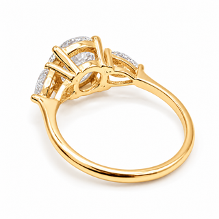 Round Brilliant with 2 Pear Shapes Ring – Lab-Grown Diamond – 14K/18K Gold – 2 Side Stones