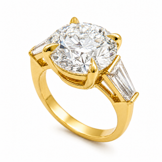 Round Brilliant with 2 Tapers Ring – Lab-Grown Diamond – 14K/18K Gold – 2 Side Stones