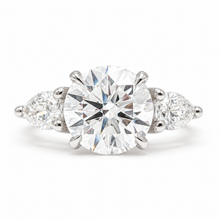 Round Brilliant with 2 Pear Shapes Ring – Lab-Grown Diamond – 14K/18K Gold – 2 Side Stones
