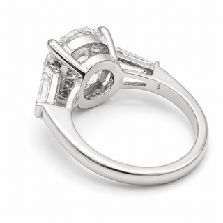Round Brilliant with 2 Tapers Ring – Lab-Grown Diamond – 14K/18K Gold – 2 Side Stones