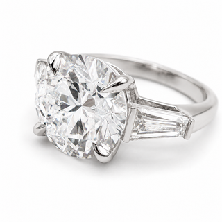 Round Brilliant with 2 Tapers Ring – Lab-Grown Diamond – 14K/18K Gold – 2 Side Stones