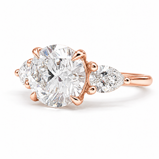 Round Brilliant with 2 Pear Shapes Ring – Lab-Grown Diamond – 14K/18K Gold – 2 Side Stones