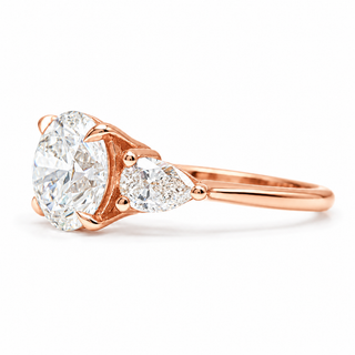 Round Brilliant with 2 Pear Shapes Ring – Lab-Grown Diamond – 14K/18K Gold – 2 Side Stones