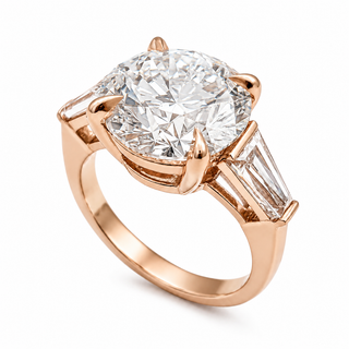 Round Brilliant with 2 Tapers Ring – Lab-Grown Diamond – 14K/18K Gold – 2 Side Stones