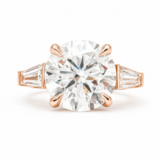 Round Brilliant with 2 Tapers Ring – Lab-Grown Diamond – 14K/18K Gold – 2 Side Stones