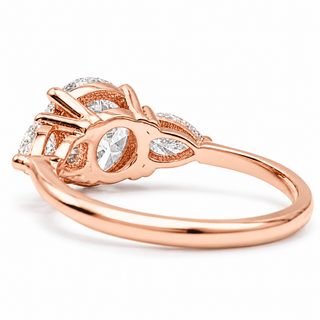 Round Brilliant with 2 Pear Shapes Ring – Lab-Grown Diamond – 14K/18K Gold – 2 Side Stones