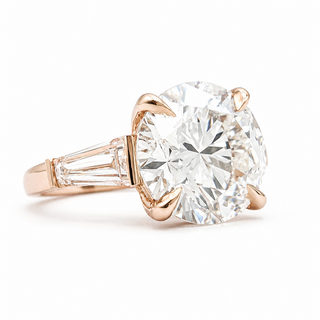 Round Brilliant with 2 Tapers Ring – Lab-Grown Diamond – 14K/18K Gold – 2 Side Stones