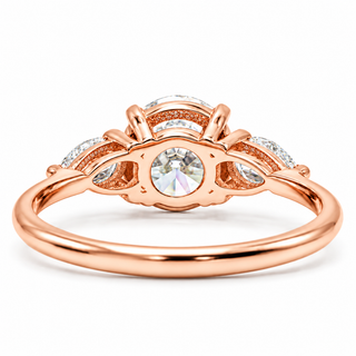 Round Brilliant with 2 Pear Shapes Ring – Lab-Grown Diamond – 14K/18K Gold – 2 Side Stones