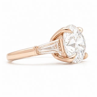 Round Brilliant with 2 Tapers Ring – Lab-Grown Diamond – 14K/18K Gold – 2 Side Stones