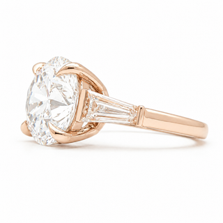 Round Brilliant with 2 Tapers Ring – Lab-Grown Diamond – 14K/18K Gold – 2 Side Stones