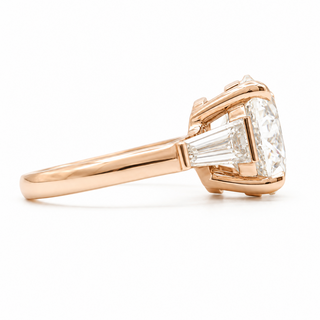 Round Brilliant with 2 Tapers Ring – Lab-Grown Diamond – 14K/18K Gold – 2 Side Stones
