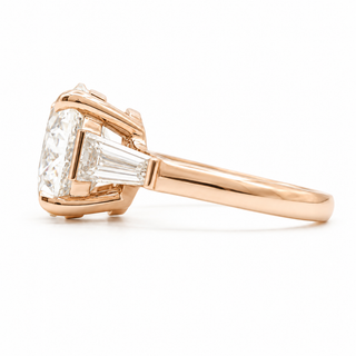 Round Brilliant with 2 Tapers Ring – Lab-Grown Diamond – 14K/18K Gold – 2 Side Stones