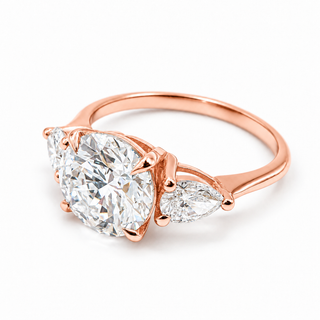 Round Brilliant with 2 Pear Shapes Ring – Lab-Grown Diamond – 14K/18K Gold – 2 Side Stones