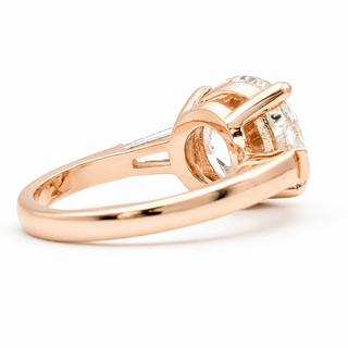 Round Brilliant with 2 Tapers Ring – Lab-Grown Diamond – 14K/18K Gold – 2 Side Stones
