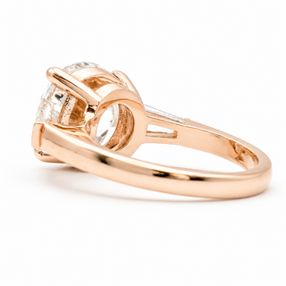Round Brilliant with 2 Tapers Ring – Lab-Grown Diamond – 14K/18K Gold – 2 Side Stones