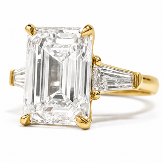 Emerald Cut with 2 Tapers Ring – Lab-Grown Diamond – 14K/18K Yellow Gold – 2 Side Stones