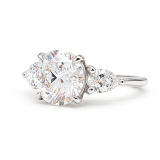 Round Brilliant with 2 Pear Shapes Ring – Lab-Grown Diamond – 14K/18K Gold – 2 Side Stones