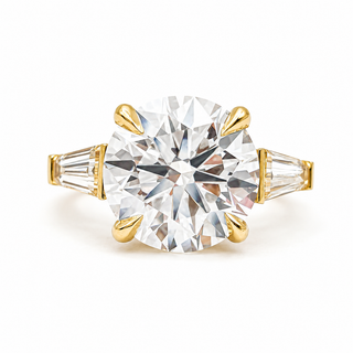 Round Brilliant with 2 Tapers Ring – Lab-Grown Diamond – 14K/18K Gold – 2 Side Stones