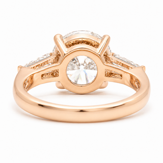 Round Brilliant with 2 Tapers Ring – Lab-Grown Diamond – 14K/18K Gold – 2 Side Stones